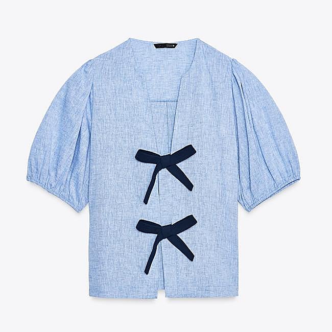 Camisa azul de Zara (25,99 euros)