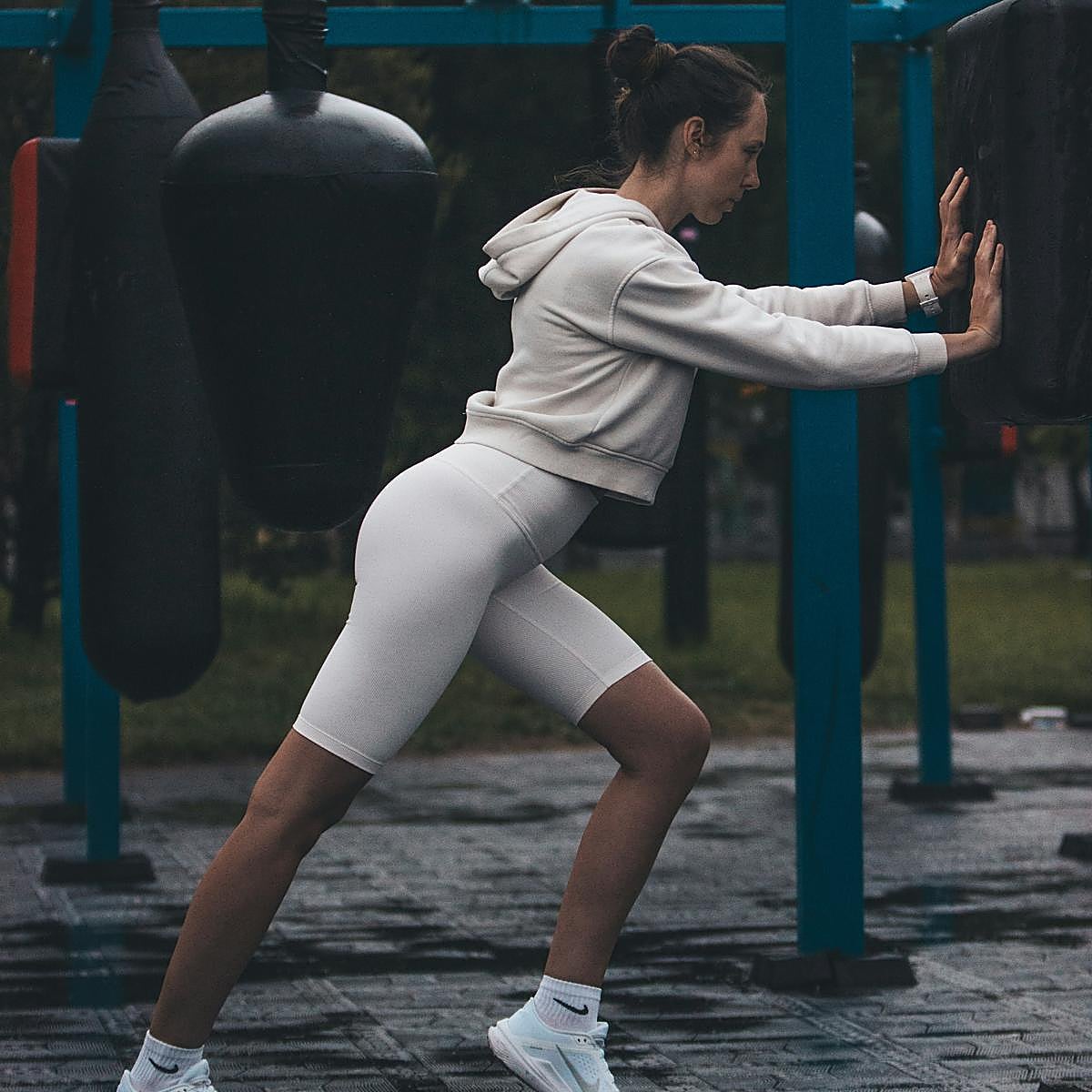 Mujer haciendo ejercicios de fuerza al aire libre.