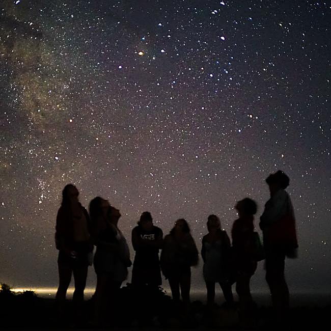 Grupo de personas viendo el cielo estrellado en Formentera