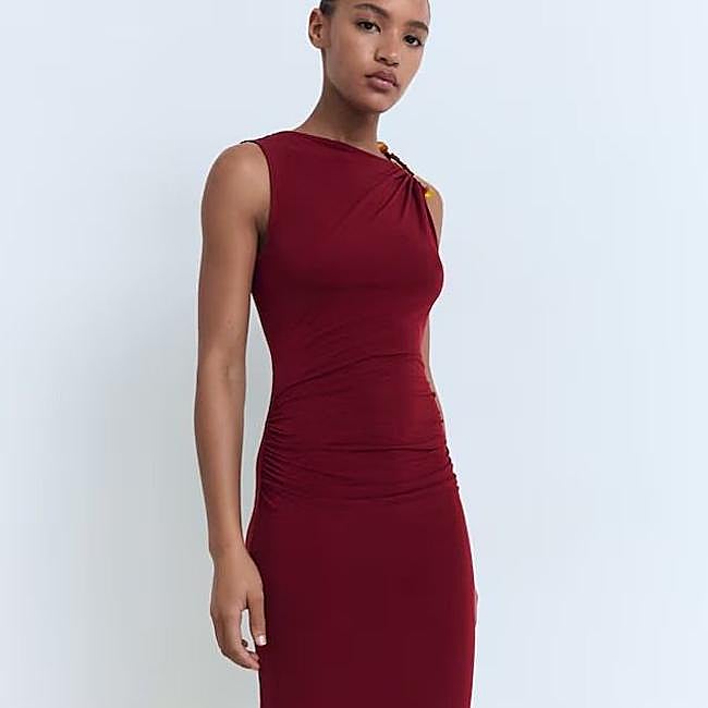 Vestido midi entallado con adorno en el hombro