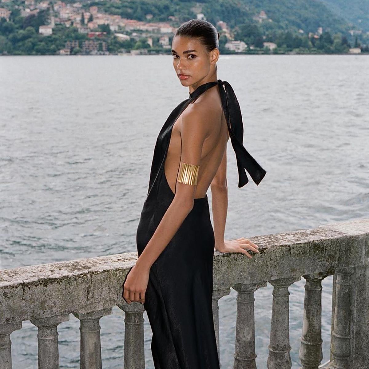 Modelo con vestido de Zara