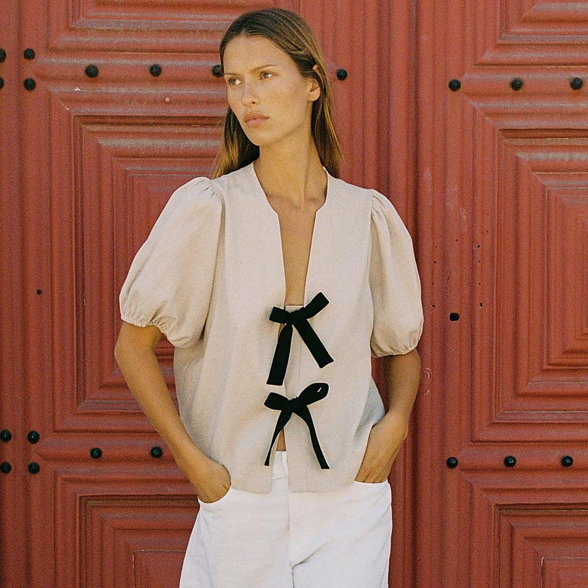 Nunca se tienen suficientes blusas en el armario. Apuesta por este básico imbatible para renovar tu look de verano.