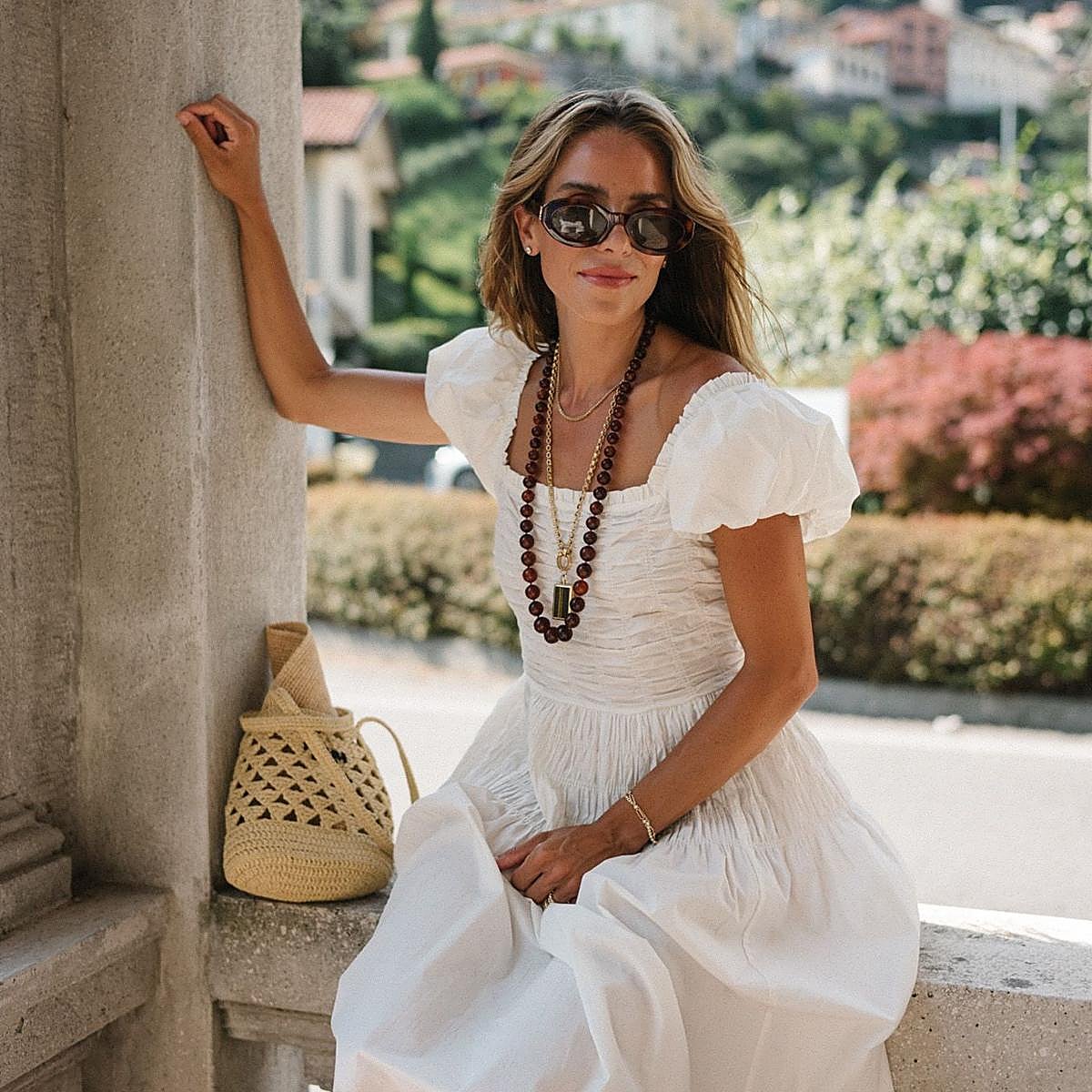 Influencer con vestido de verano elegante