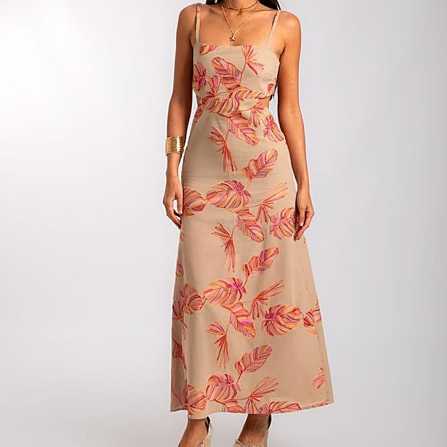 Vestido corto con espalda cruzada y falda evasé de The-Are, 69,95 euros.