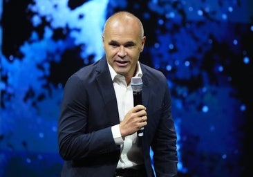 Andres Iniesta junto a su mujer, Anna Ortiz.