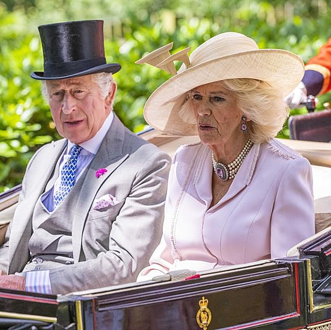 Camilla de Inglaterra con el conjunto de chocker y pendientes de topacios rosas, junto al rey Carlos III.