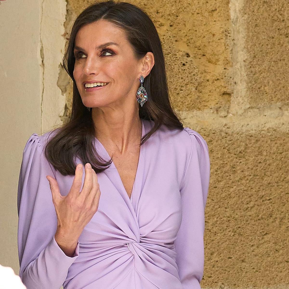 La reina Letizia con un vestido lila.
