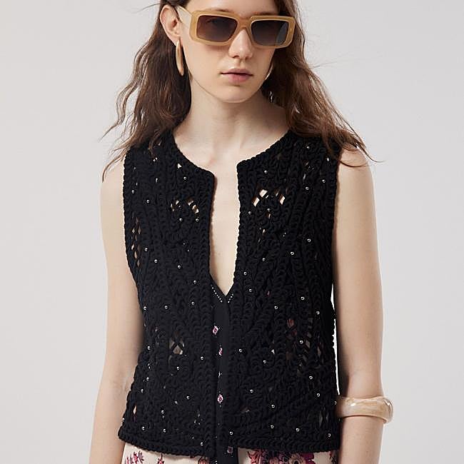 Chaleco de crochet con tachuelas
