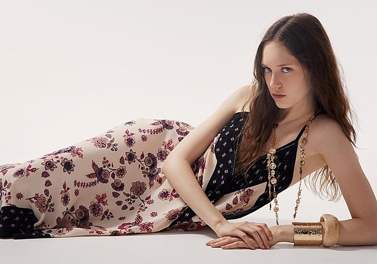 Modelo con vestido de Sfera