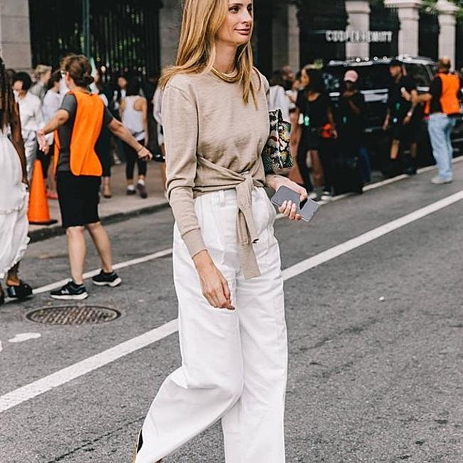 Lauren Santo Domingo con pantalón banco y jersey con nudo