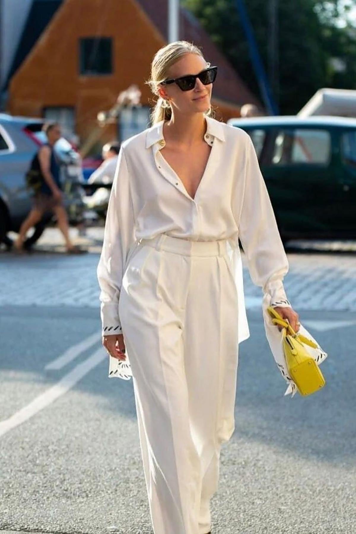 Influencer con pantalón blanco