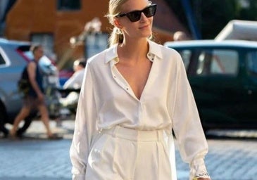 Así llevan las mujeres +50 los pantalones blancos para ir elegantes a diario