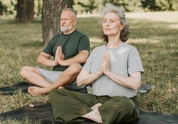 Postura de la garza, la asana de yoga fácil para mejorar la flexibilidad del todo el cuerpo a los 50