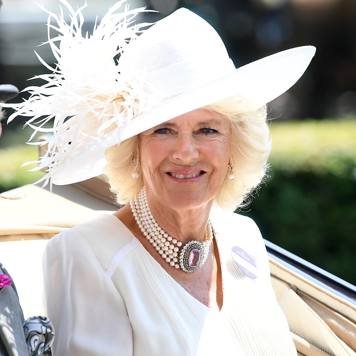La reina Camilla con el conjunto de pendientes y choker de topacios rosas.