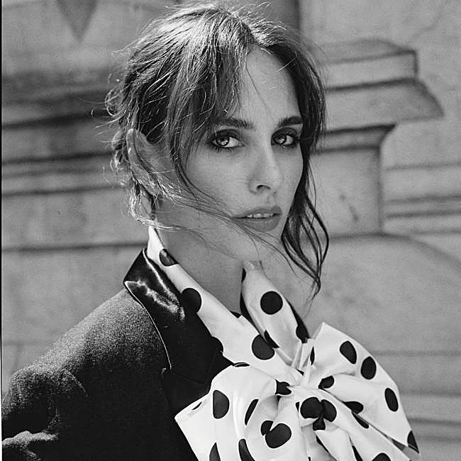 Sophie, con camisa de Woman Fiesta, de El Corte Inglés, blazer de Alberta Ferretti y pendientes de Roberto Coin.