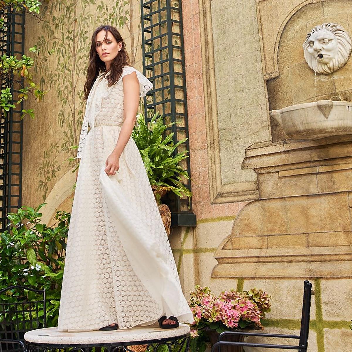 La cantante lleva vestido de Giambattista Valli, sandalias de Geox, pendientes y sortijas de Roberto Coin y ear cuff de Tous.