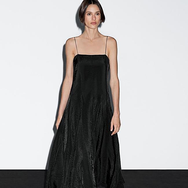Vestido negro con volumen de Masismo, 99,95 euros.