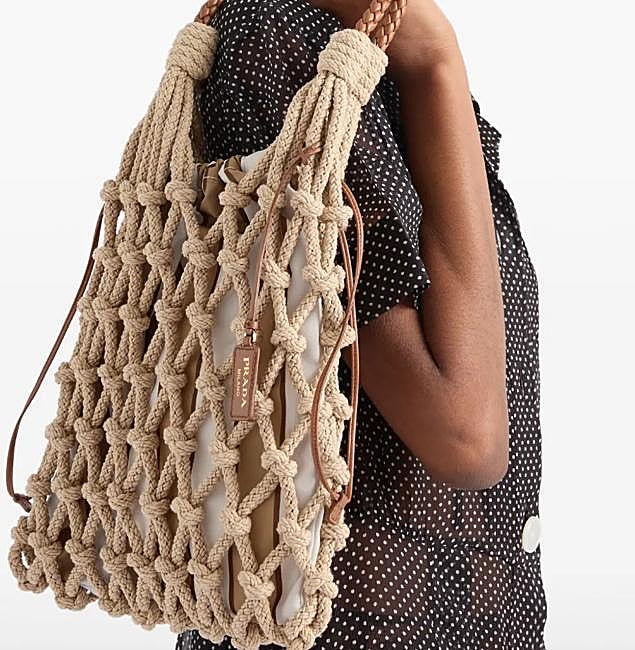 Bolso de red natural de Prada, 1.650 euros.