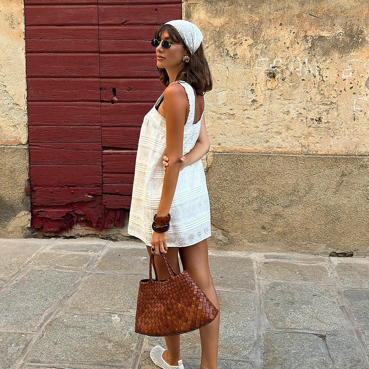 Estos vestidos cortos son ideales para chicas bajitas: potencian el moreno y alargan visualmente la figura.