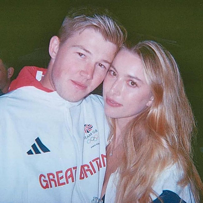 Eve Jobs junto a su prometido, el jinete Harry Charles.