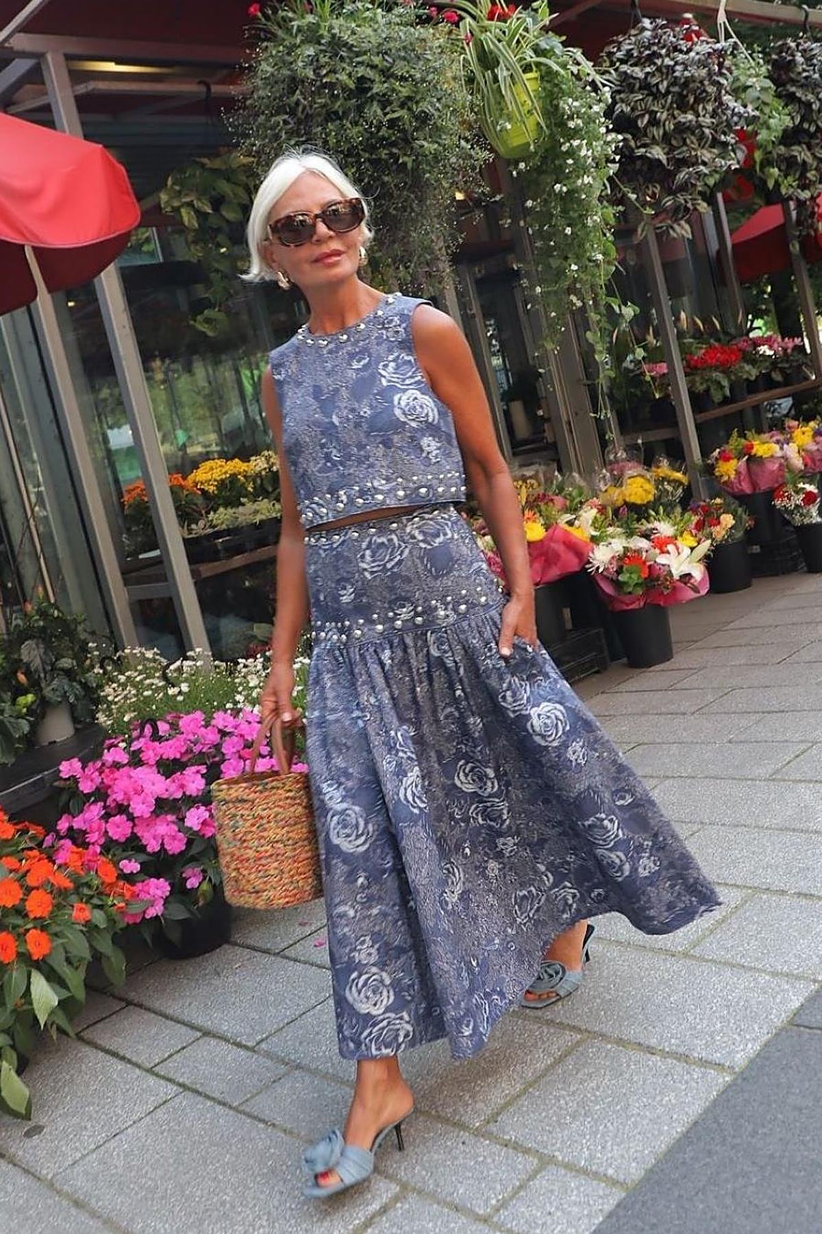 Influencer mayor de 50 con falda fluida