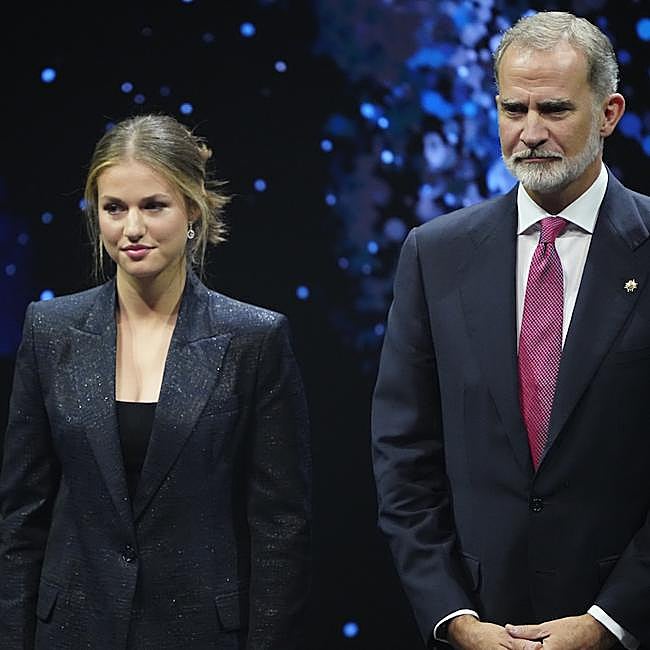 La princesa Leonor junto al rey Felipe, en el escenario del Gran Teatre del Liceu de Barcelona.