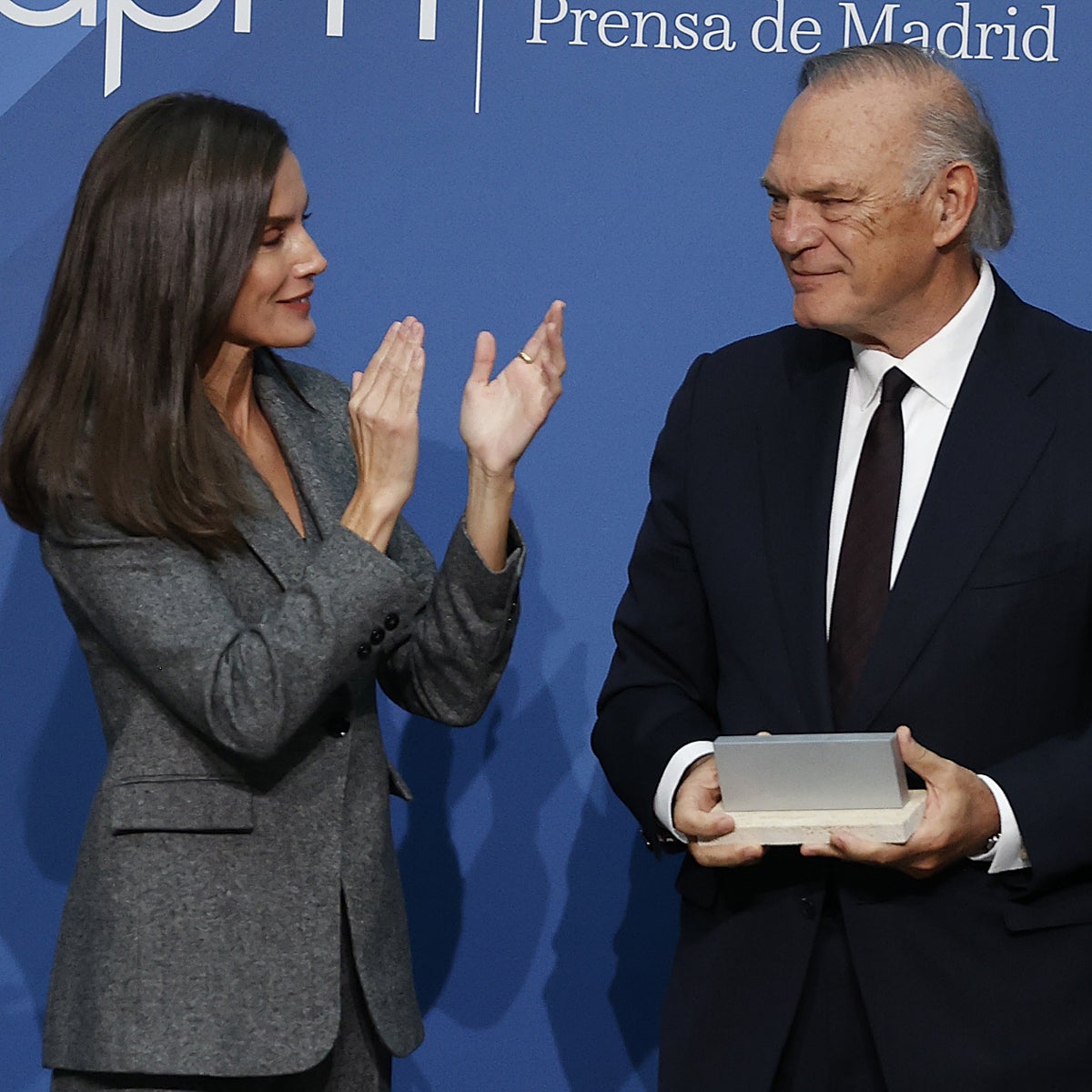 La reina Letizia entrega a Pedro Piqueras el premio de la Asociación de la Prensa de Madrid.