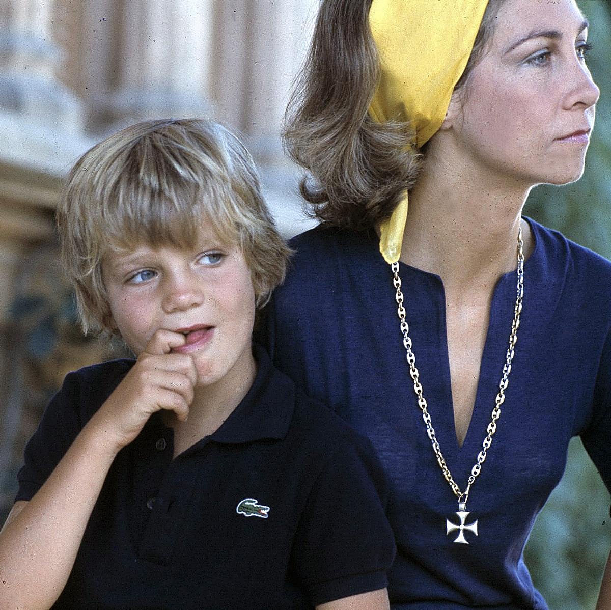 El príncipe Felipe, en su infancia, con la reina Sofía.