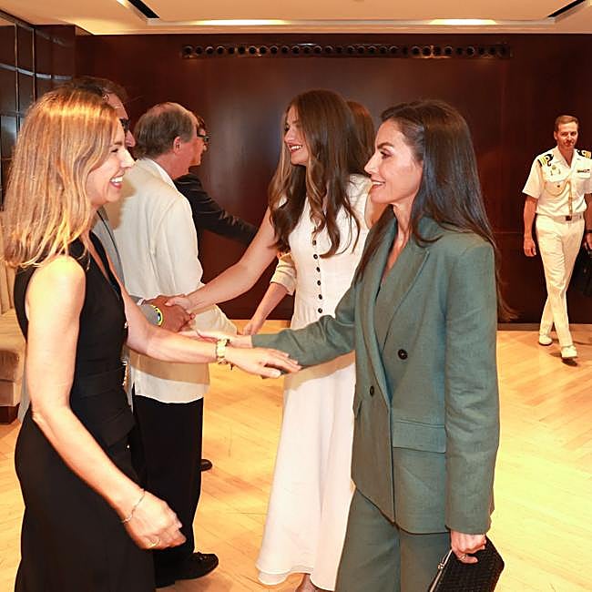 La reina Letizia con un traje de Mango.