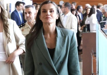 La reina Letizia reaparece en Girona con el traje de Mango perfecto para verano y su nuevo accesorio favorito