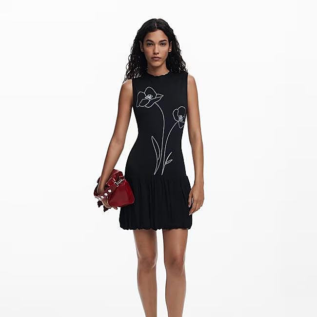 Vestido negro con flor de Desigual, 62,96 euros.