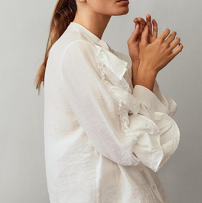 Blusa blanca con entredos de volantes