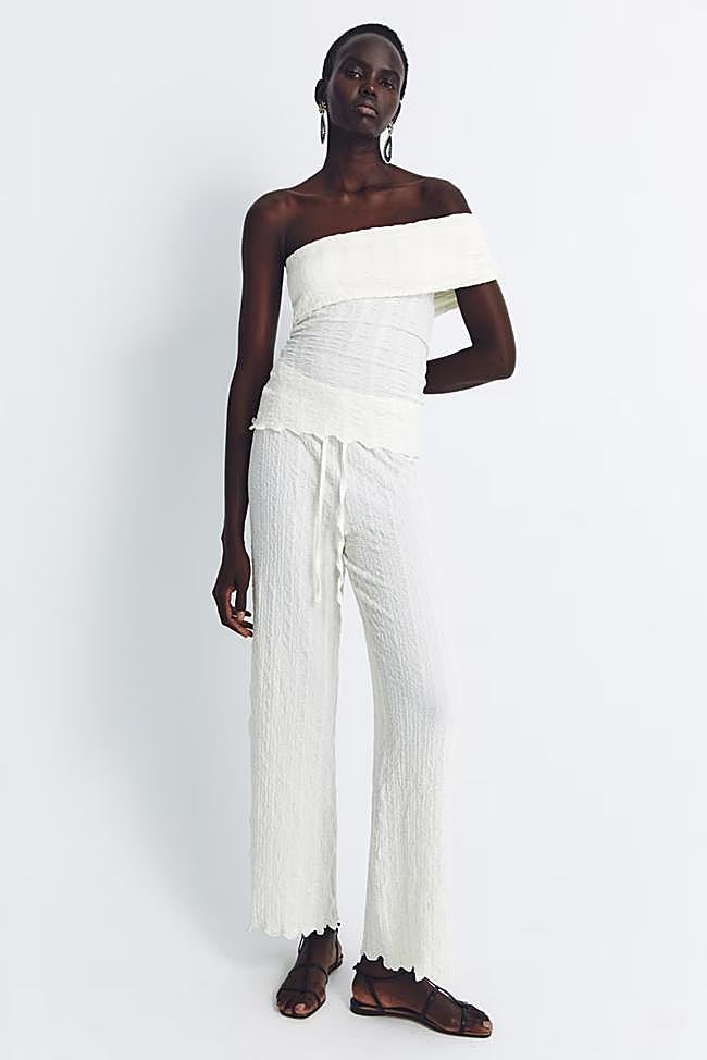 Top asimétrico arrugado (12,99€) y Pantalón pijamero arrugado (14,99€) de Sfera