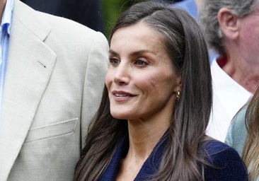 El look de inspiración marinera de la reina Letizia en Sant Martí de Vell: traje que hace tipazo y bolso de Carolina Herrera