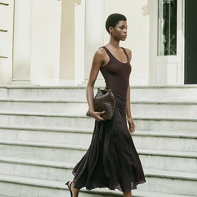 Falda fluida midi con godets