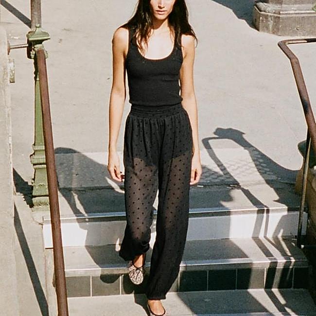 Pantalones bombachos fluidos con lunares