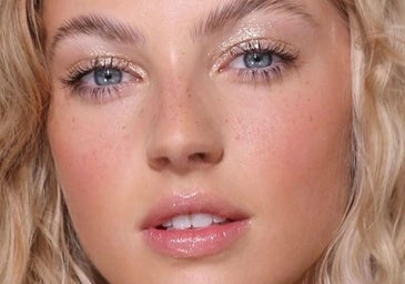 Rejuvenecen: Este verano llevo estas sombras de ojos en lápiz brillantes con las que me maquillo en un segundo