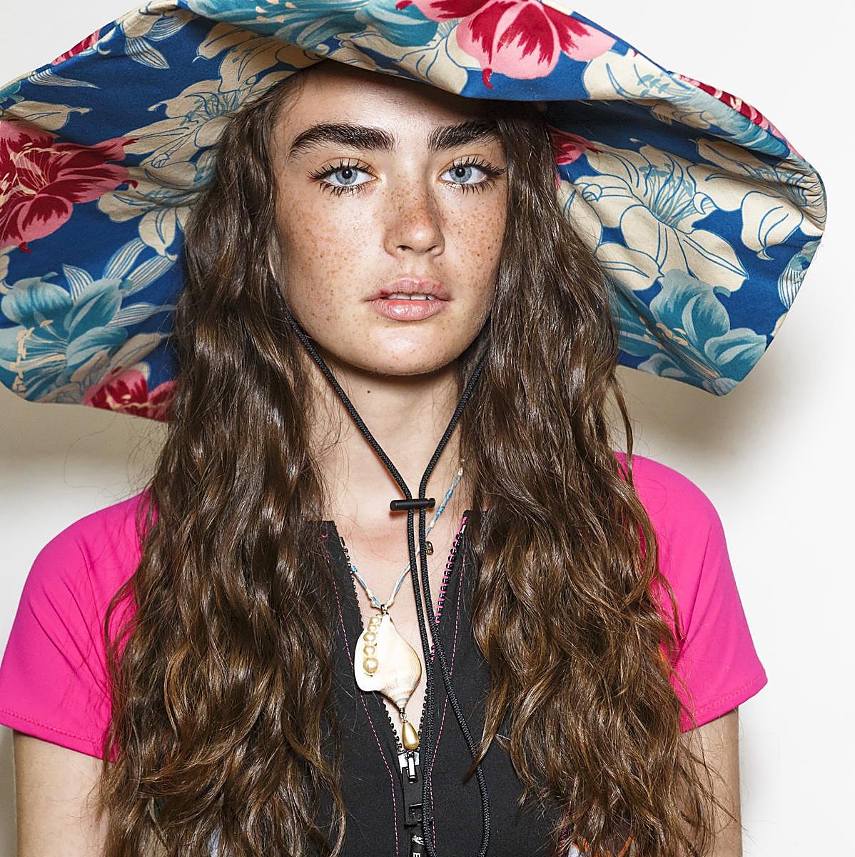 Modelo con pelo rizado.