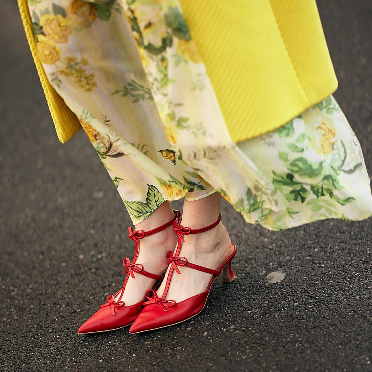 Mujer con zapatos rojos