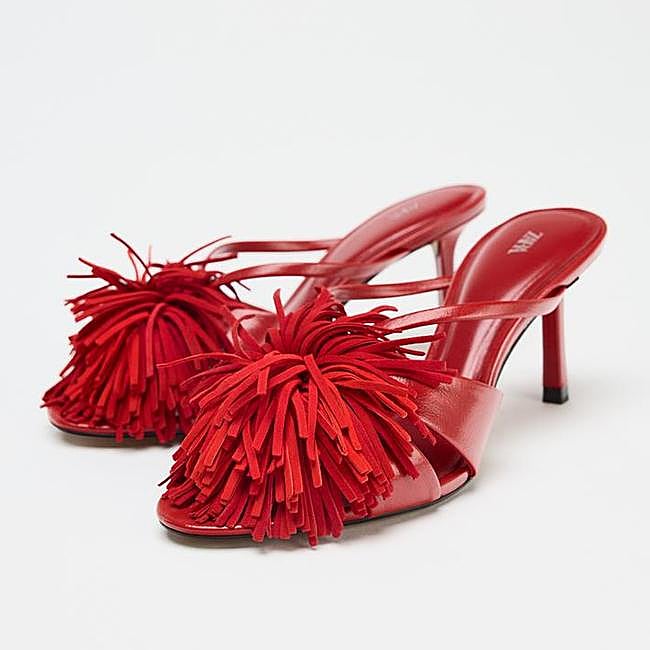 Sandalia tacón flecos (39,95€)