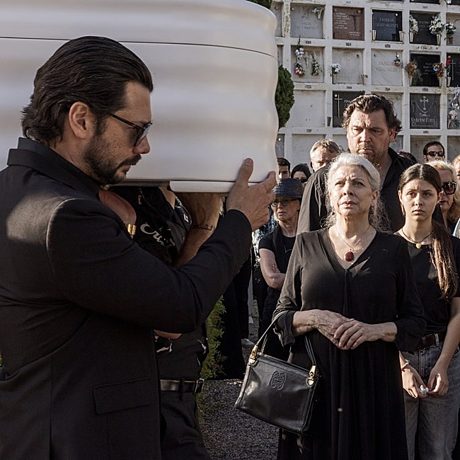 Kit Mánver, Álvaro Morte y Hovik Keuchkerian son los protagonistas del nuevo thriller patrio de Netflix.