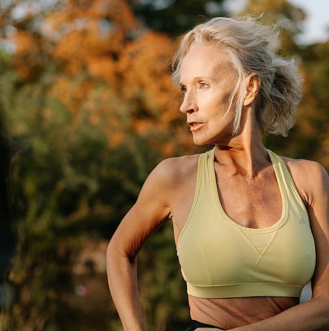 Mujer haciendo ejercicio al aire libre.