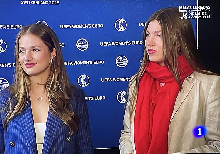 La infanta Sofía ha repetido la bufanda de color rojo de la suerte.