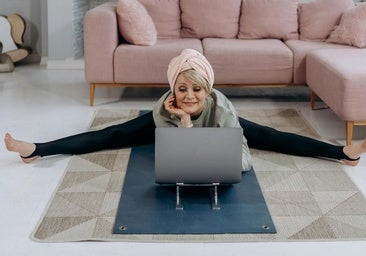 Yoga para trabajar la fuerza a los 50: consejos, mejores posturas y trucos