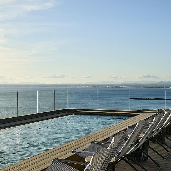 El rooftop del Iberostar Selection Es Trenc, el lugar perfecto para deleitarse con un atardecer incomparable acompañado de un cóctel.