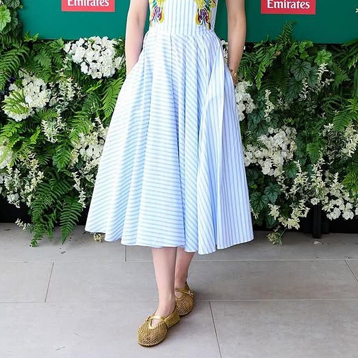 Lily Collins con bailarinas de rejilla tendencia