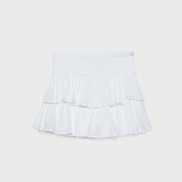 Imagen secundaria 1 - Blusa satinada cuello drapeado de Mango (25,99€)/ Falda pantalón mini volantes de Stradivarius (22,99€)/ Vestido midi pañuelo rayas de Zara (39,95€)