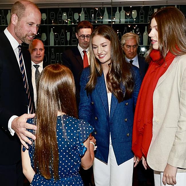 El momento en el que la princesa Leonor y la infanta Sofía saludaron a la princesa Carlota y el príncipe Guillermo.