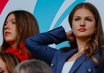 La princesa Leonor y la infanta Sofía, en el palco del estadio St. Jakob-Park de Basilea, donde se celebró la final de la Eurocopa 2025 entre la selección española de fútbol femenino y la inglesa.