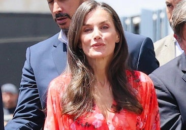 La reina Letizia rescata su vestido más veraniego en Tenerife: de Adolfo Domínguez y con estampado floral